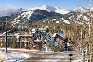 uma cidade nas montanhas com uma montanha coberta de neve em Main Street Junction em Breckenridge