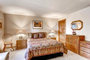 1 dormitorio con cama, tocador y espejo en Atrium Condo #002, en Breckenridge