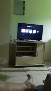 a person laying on the floor in front of a tv at Beira mar Mariluz in Imbé