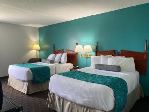 Postel nebo postele na pokoji v ubytování Travelodge by Wyndham Miramichi New Brunswick