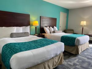 Postel nebo postele na pokoji v ubytování Travelodge by Wyndham Miramichi New Brunswick