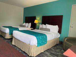Postel nebo postele na pokoji v ubytování Travelodge by Wyndham Miramichi New Brunswick