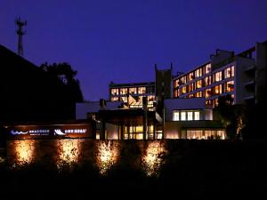a building at night with its lights on at Huangshan Demaotang Hotel in Huangshan