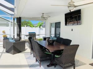 a dining room with a table and chairs at PARADISE HOME NEAR IMG ACADEMY & SIESTA KEY BEACH in Bradenton