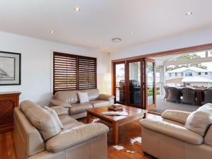 Zona d'estar a Beauty and the Beach', 88 Foreshore Drive - large home with WIFI & water views