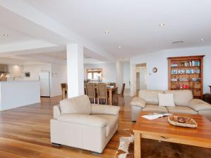 Zona d'estar a Beauty and the Beach', 88 Foreshore Drive - large home with WIFI & water views