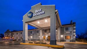 a hotel with a sign that reads best western at Best Western Gateway Inn in Yazoo City