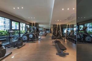 パタヤ・セントラルにあるthe base central pattaya seaviewのトレッドミルとエリプティカルマシンが並ぶジム