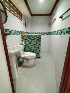 a bathroom with a toilet and a sink at Palmsuay Resort in Ban Dong Klang