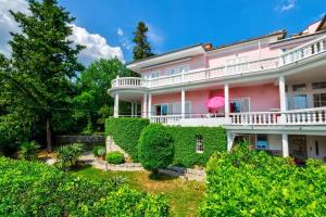 uma casa cor-de-rosa com hera verde em One-Bedroom Apartment in Crikvenica IX em Sopaljska