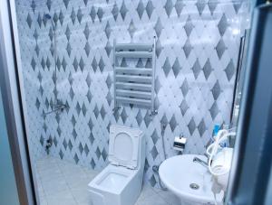 Evim Otel في زاكاتالا: حمام مع مرحاض ومغسلة