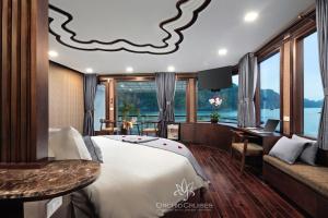 1 dormitorio con cama, escritorio y sofá en Orchid Classic Cruise, en Ha Long