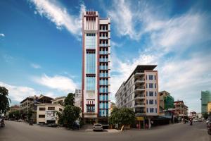 ein hohes Gebäude an der Seite einer Stadtstraße in der Unterkunft SOHO Residence in Phnom Penh