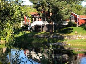 una casa con un laghetto davanti di Strandvägen 6B Stig a Järvsö