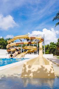un tobogán de agua en un complejo con piscina en Dreams Sapphire Resort & Spa, en Puerto Morelos