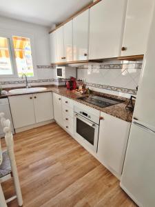 Kuchyňa alebo kuchynka v ubytovaní Apartamento con piscina en Oliva Nova