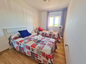 Posteľ alebo postele v izbe v ubytovaní Apartamento con piscina en Oliva Nova