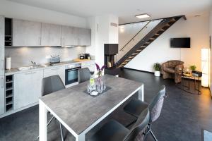 a kitchen and living room with a table and chairs at Ferienhaus Altstadtblick Bad Wildungen in Bad Wildungen