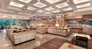 duża kuchnia z dużą ilością jedzenia w nim w obiekcie PARKROYAL Serviced Suites Singapore w Singapurze