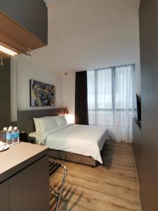 Otel Hotel Sibu tesisinde bir odada yatak veya yataklar