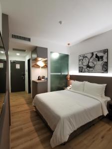 シブにあるOtel Hotel Sibuのベッドルーム(大きな白いベッド1台、バスルーム付)