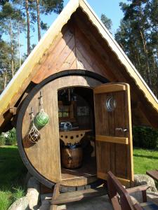 a large wooden play house with a large wheel at Blockhaus in Baabe - für 2 Erwachsene und 1 Kind von 5 bis 16 Jahre in Baabe