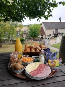 uma bandeja de comida numa mesa de madeira com comida em Domaine de Givré em Chinon