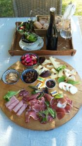 un tavolo con un mucchio di diversi tipi di cibo di Domaine de Givré a Chinon