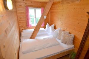カルテンバッハにあるThree-Bedroom Apartment in Kaltenbach Iの木造キャビン内のベッド2台が備わる部屋