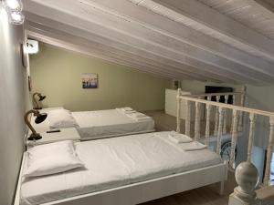 Postel nebo postele na pokoji v ubytování Stone House Halki