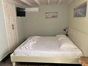 Postel nebo postele na pokoji v ubytování Stone House Halki