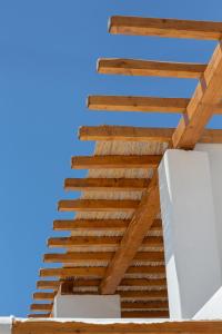 un tetto in legno sulla cima di un edificio di M-Vibes Mykonos Suites a Kalafatis