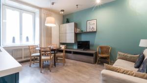 ein Wohnzimmer mit einem Tisch und einem Esszimmer in der Unterkunft Italianway-Corso Lodi 9 in Mailand