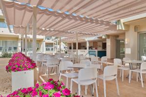 Reštaurácia alebo iné gastronomické zariadenie v ubytovaní Hipotels Mediterraneo Club