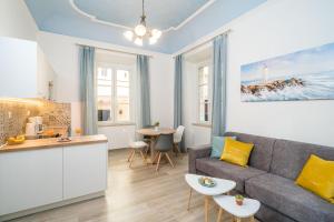 uma sala de estar com um sofá e uma mesa em Old Town Top Spot Apartments em Dubrovnik