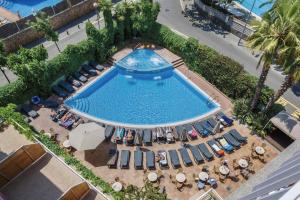 een uitzicht over het zwembad met ligstoelen bij Hotel Acapulco in Lloret de Mar