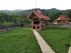 uma pequena casa de cão no meio de um quintal em Apartment Anica em Mokra Gora