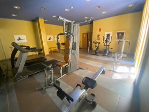 Fitness centrum a/nebo fitness zařízení v ubytování Hotel Montera Plaza