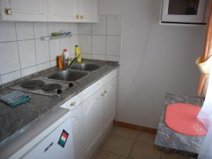 ザラカロシュにあるApartments in Zalakaros/Thermalbad 20667のキッチン(シンク、カウンタートップ付)