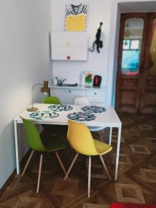 una cucina con tavolo e due sedie gialle di Main Square - Pollack's House a Cracovia