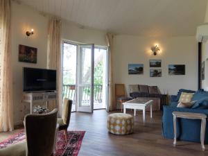 サーレ・マラジーノにあるVilla Gaiaのソファとテレビのあるリビングルーム