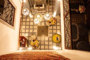 um quarto com uma parede com placas em Dar Lantana em Fez