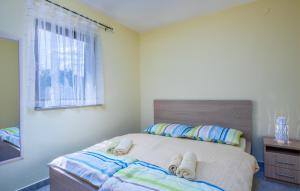 ein Schlafzimmer mit einem Bett und Hausschuhen darauf in der Unterkunft Apartment Rudika in Klimno