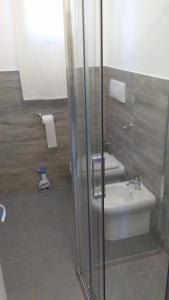 un bagno con wc e doccia in vetro di da Francesco a Pulsano