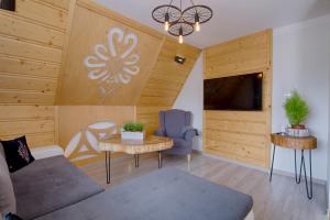 Televízia a/alebo spoločenská miestnosť v ubytovaní Apartament Góralska Ostoja prywatne wejście widok na Tatry