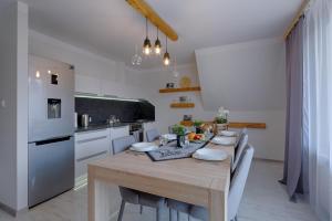 Kuchyňa alebo kuchynka v ubytovaní Apartament Góralska Ostoja prywatne wejście widok na Tatry