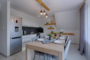 Kuchyňa alebo kuchynka v ubytovaní Apartament Góralska Ostoja prywatne wejście widok na Tatry