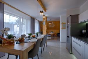 Kuchyňa alebo kuchynka v ubytovaní Apartament Góralska Ostoja prywatne wejście widok na Tatry