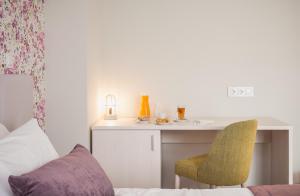 Postel nebo postele na pokoji v ubytování Essence Inn Marianos Hotel