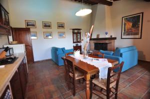 a kitchen and living room with a table and chairs at Linearis Holiday House in Poggibonsi